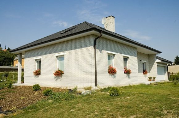 Moderní rodinný dům využívající nejnovějších technologií stavby dokáže nabídnout šetrný provoz i velkou obytnou plochu. foto: KM Beta